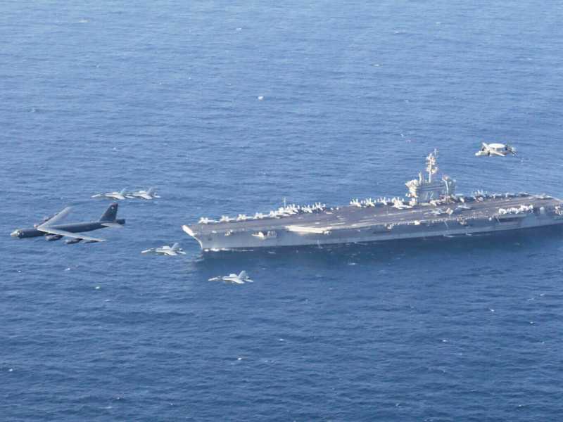 La portaerei USS Abraham Lincoln e un B-52H nel Mar Arabico (Associate Press/ LaPresse)&nbsp;<br />