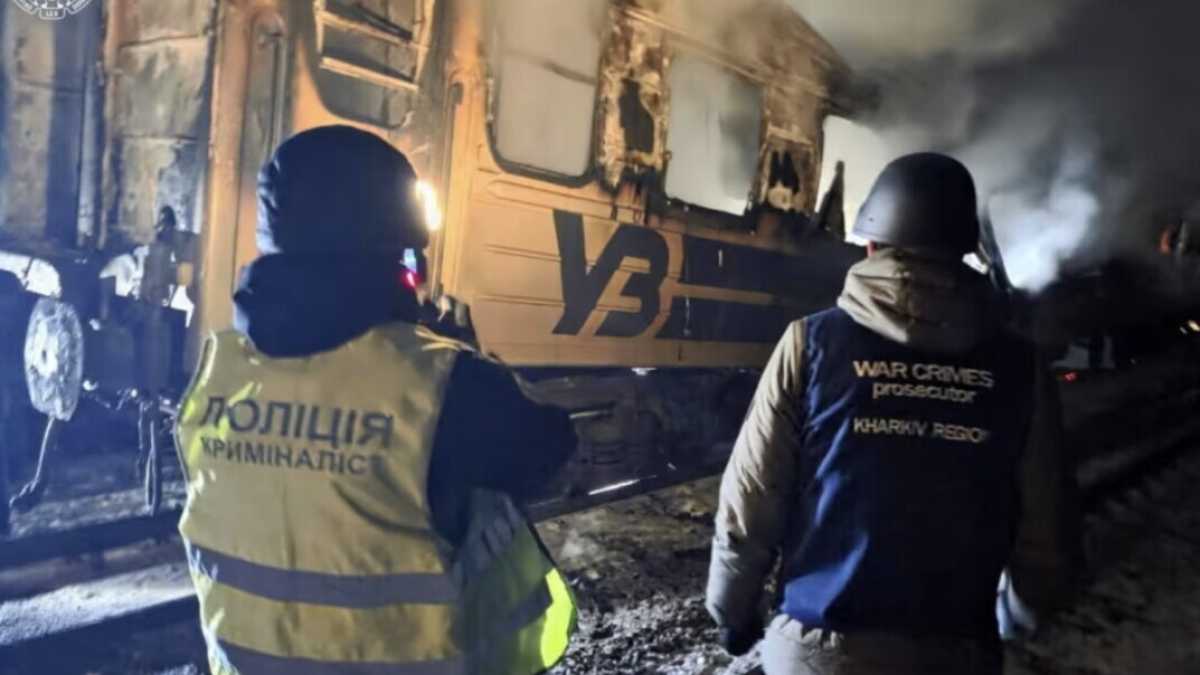 Immagine di Mosca colpisce un treno passeggeri in corsa. Zelensky: “È terrorismo”