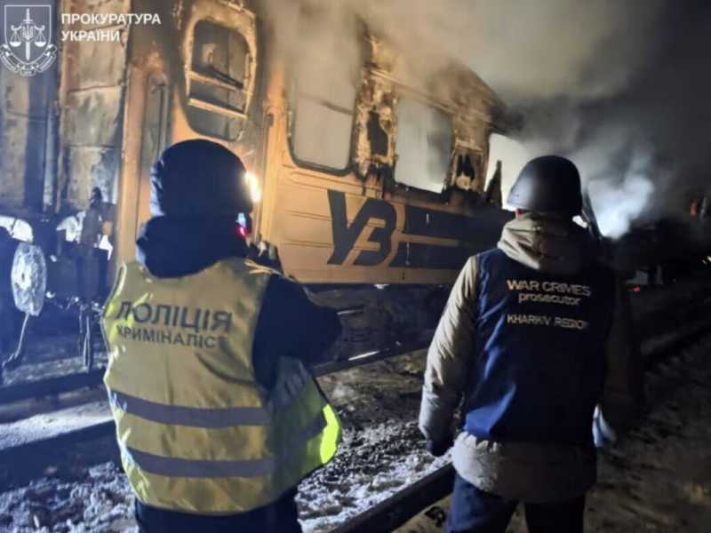 Mosca colpisce un treno passeggeri in corsa. Zelensky: “È terrorismo”