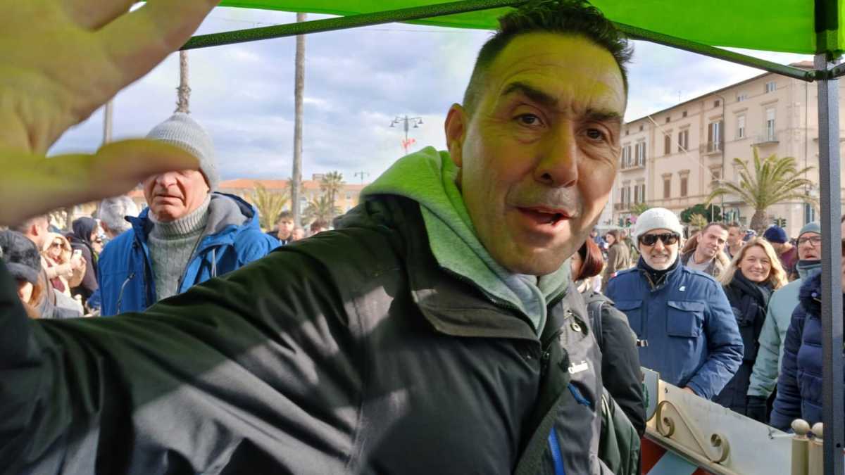 Immagine di La scheggia Vannacci. In FdI: “Se si fa un partito è fuori dal centrodestra”. Il sondaggio: ha più credito tra i meloniani che nella Lega