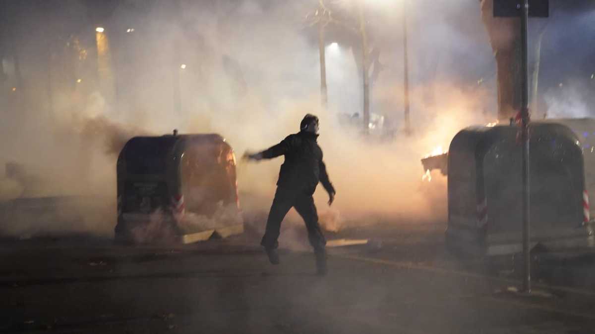 Immagine di A Torino razzi e bombe carta contro la polizia: il corteo per Askatasuna finisce in scontri