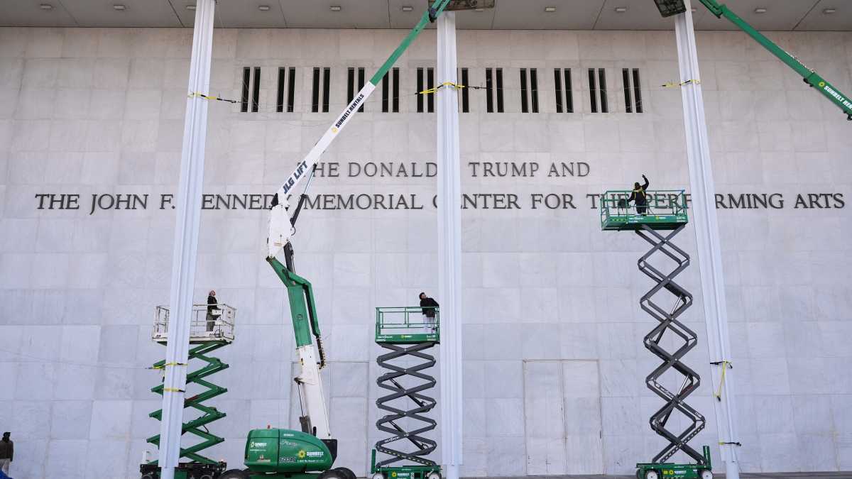 Immagine di Trump chiude il Kennedy Center