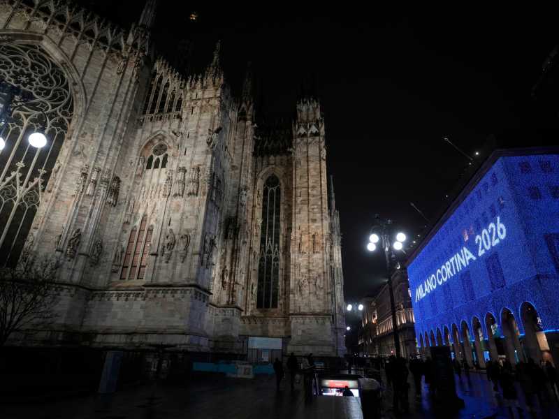 Gli anelli olimpici proiettati in piazza del Duomo a Milano (foto LaPresse)&nbsp;<br />