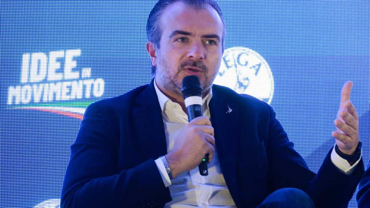 Immagine di Molinari contro Vannacci: "Tagliare ogni tipo di rapporto con chi si riconnette a ideologie violente"