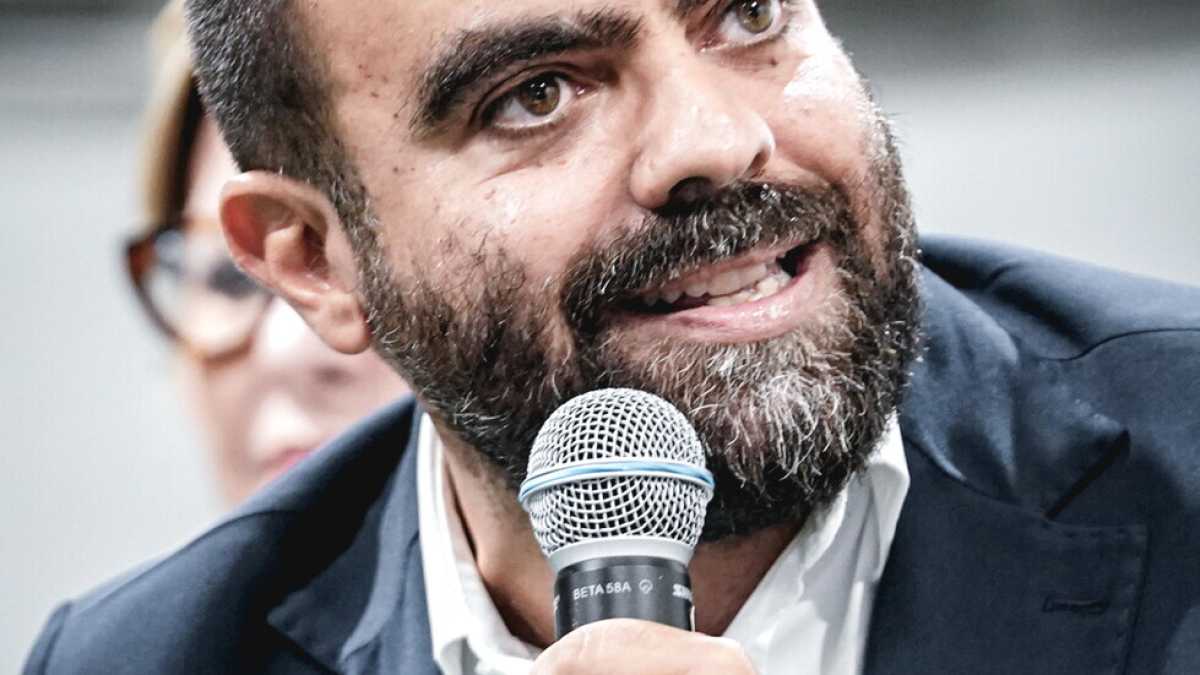 Immagine di Chi è Marco Grimaldi, il vicecapogruppo di Avs che, dopo il corteo di Torino, prova a giustificare l'ingiustificabile