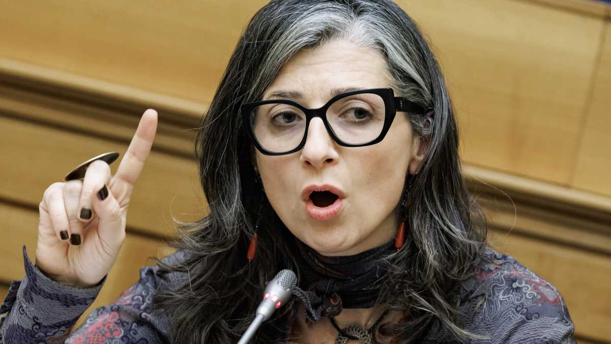 Immagine di Albanese torna alla Camera per inveire contro il ddl antisemitismo