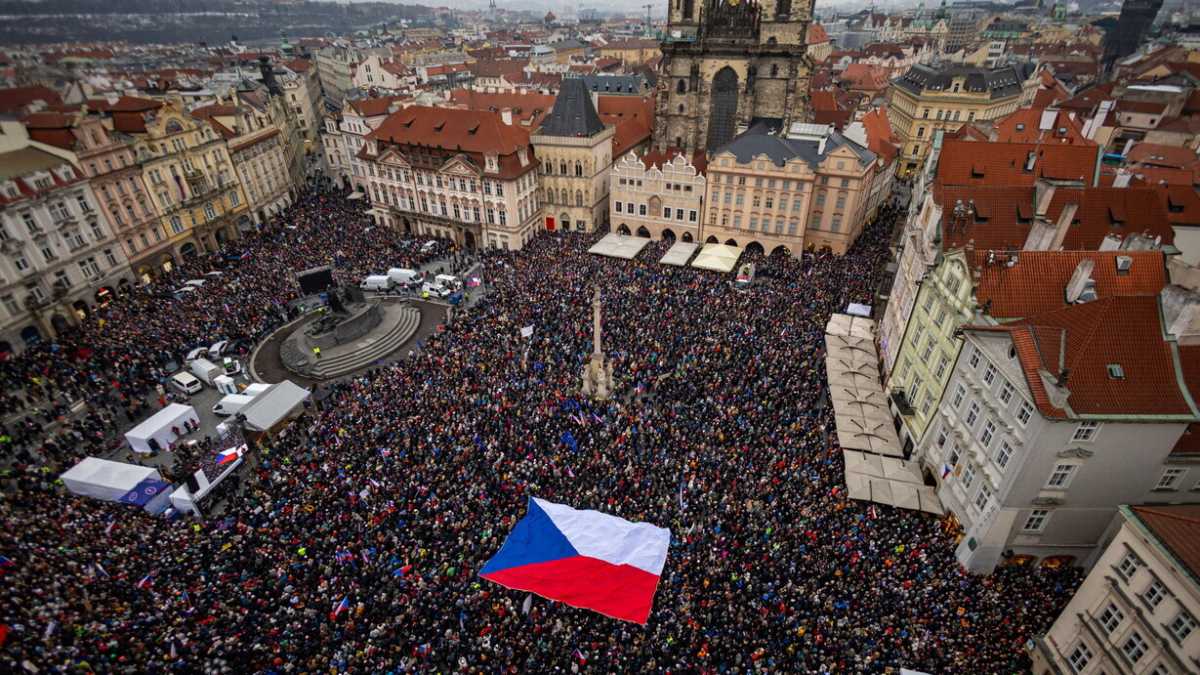 Immagine di Praga divisa fra le politiche parallele del presidente e del premier