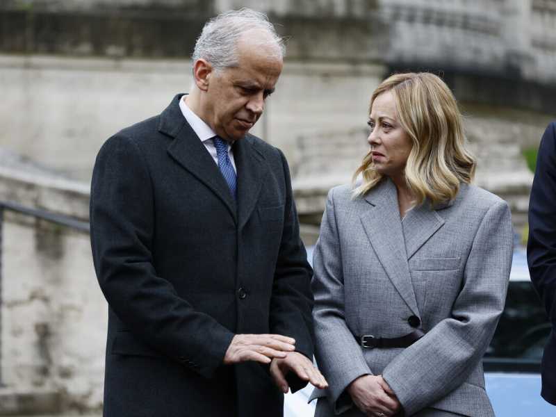 Il ministro dell'Interno Matteo Piantedosi con la presidente del Consiglio Giorgia Meloni (foto LaPresse)
