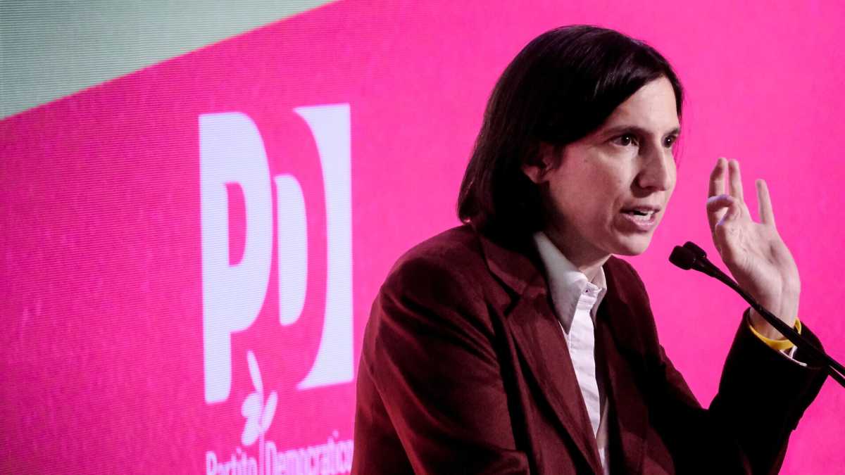 Immagine di "E allora eravamo tutti fascisti...". La sinistra contro Schlein, che accomuna chi vota Sì a Casapound