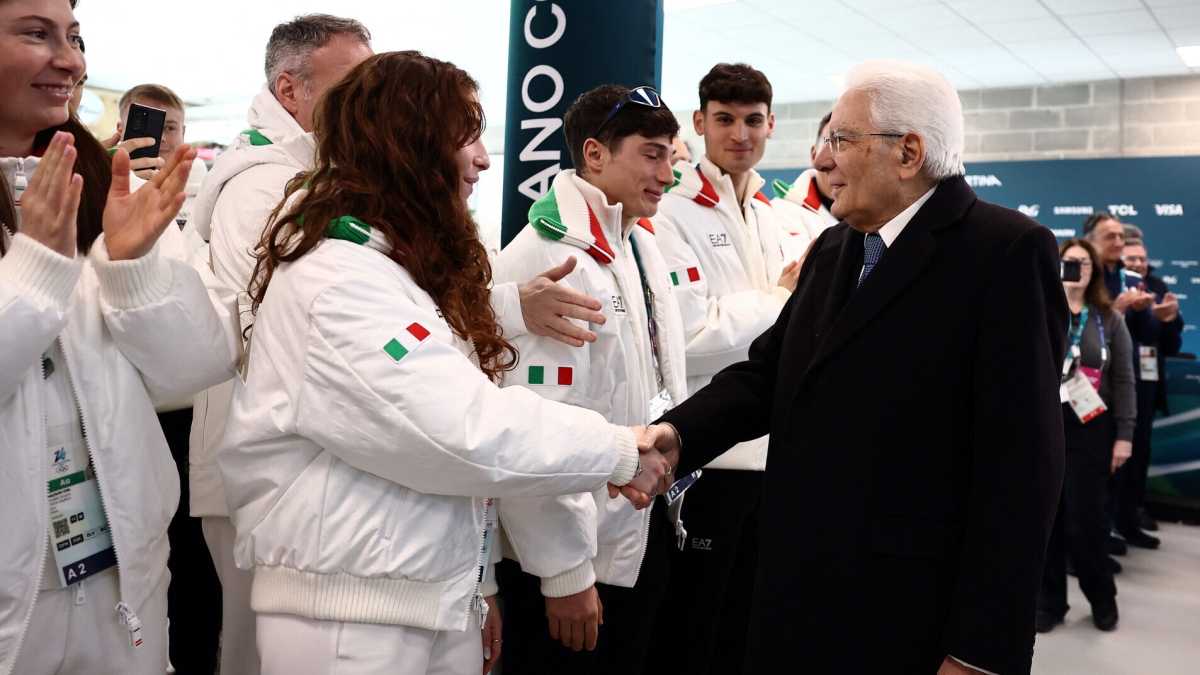 Immagine di Mattarella tra gli azzurri e il primo ghiaccio olimpico. Così a Milano sono già iniziate le Olimpiadi