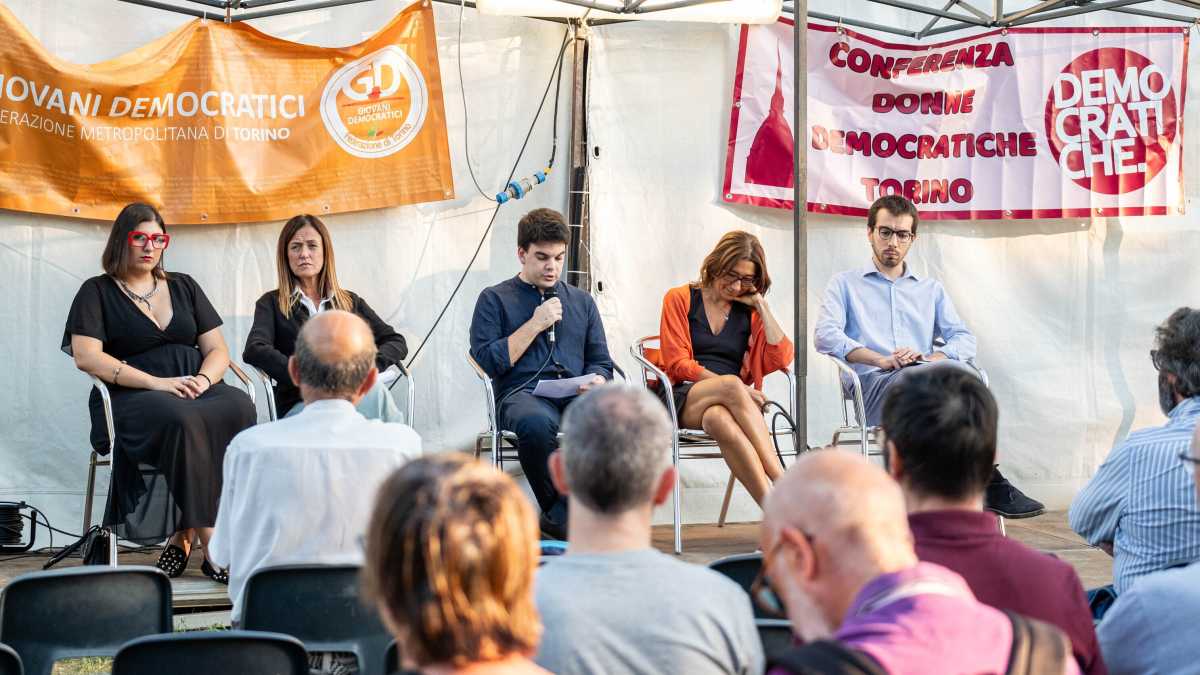 Immagine di “Meglio maiale che sionista”. E queste sarebbero le nuove leve del Pd? Ci scrive Fiano