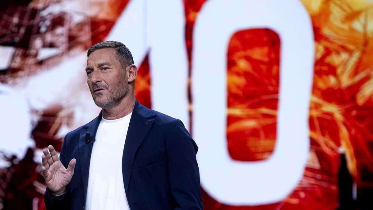 Immagine di Totti e la ricerca della felicità che potrebbe ricondurlo a casa, alla sua Roma