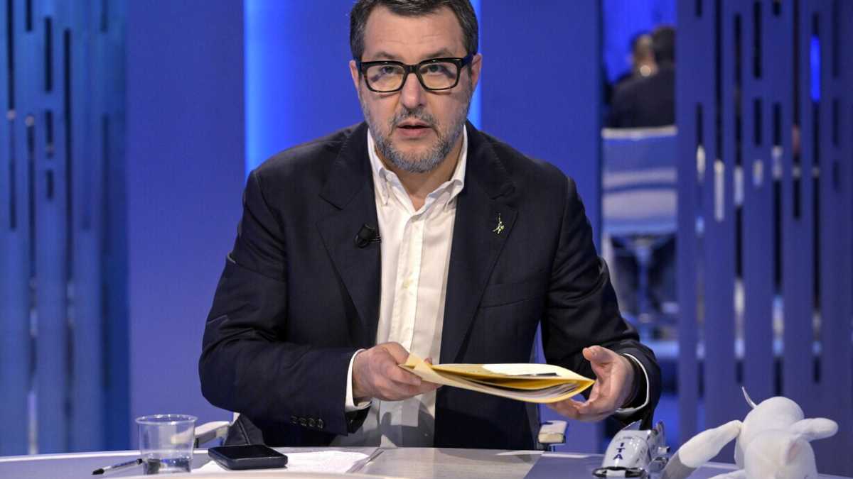 Immagine di L'avvertimento di Salvini ai vannacciani: "Serve l'obbligo di mandato. Se esci dal partito ti dimetti"