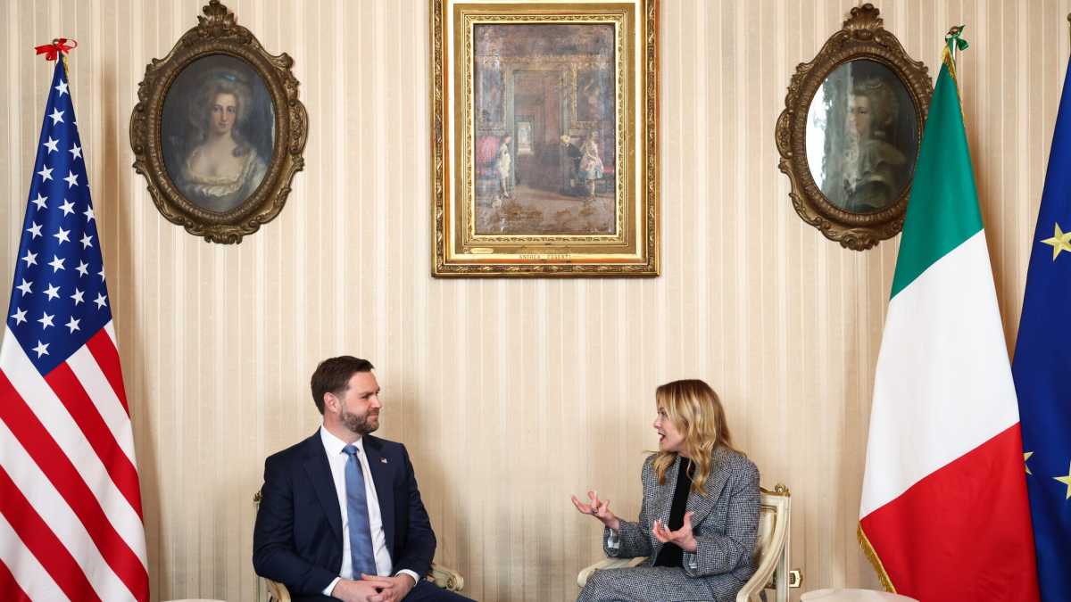 Immagine di Meloni e il patto della gallinella con Vance: "Non attaccate l'Europa". Il governo ha la soluzione per il costo dell'energia