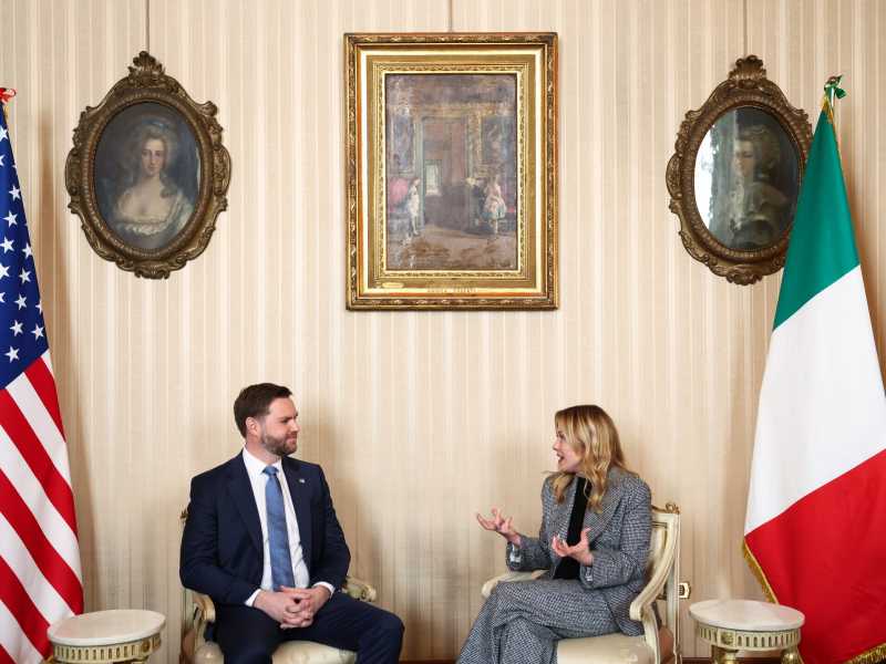 Meloni e il patto della gallinella con Vance: "Non attaccate l'Europa". Il governo ha la soluzione per il costo dell'energia
