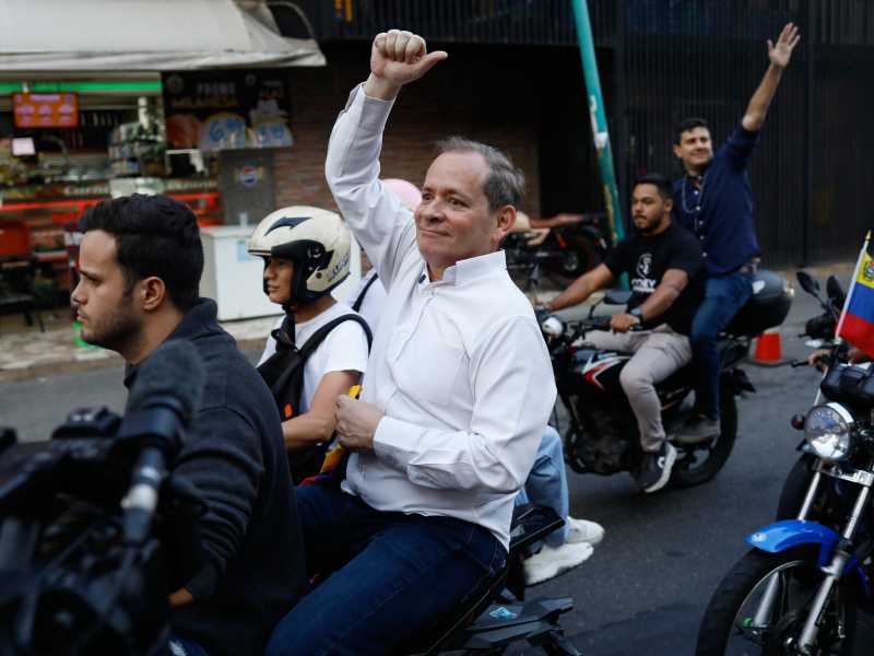 Juan Pablo Guanipa, rilasciato dal carcere, visita i parenti dei prigionieri politici vicino al centro di detenzione di El Helicoide a Caracas (GettyImages) <br />