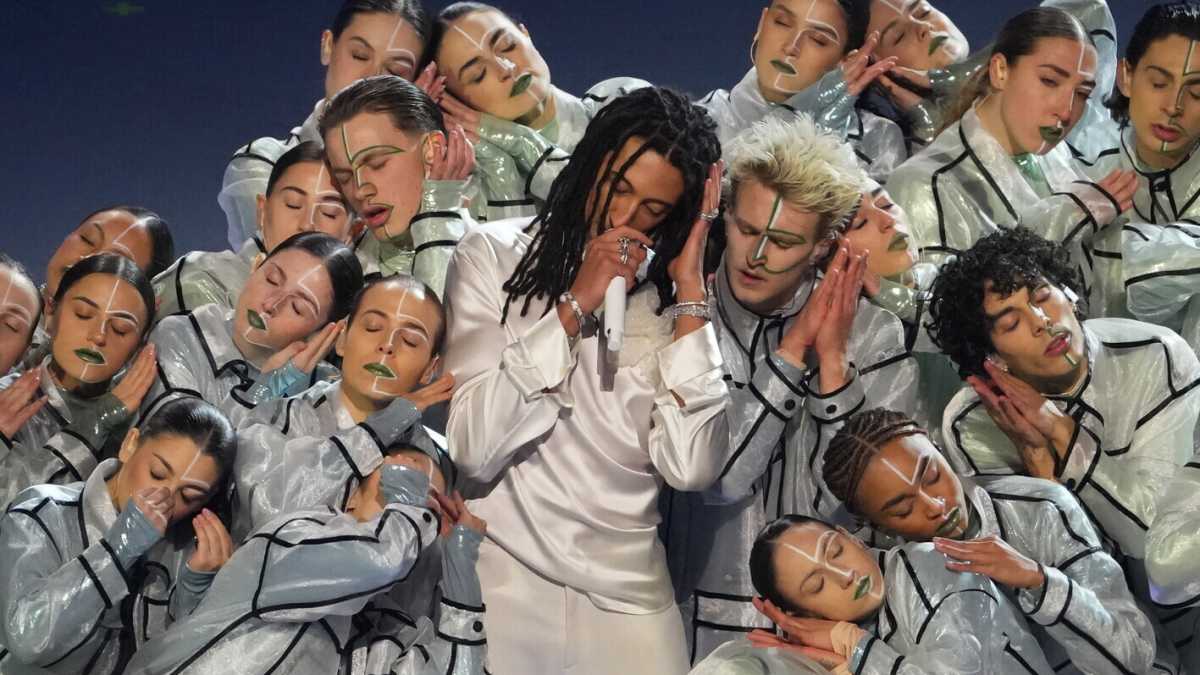 Immagine di Sinistra per Ghali. Tutto il mondo si diverte a Milano Cortina. Tranne Rodari (ronf) e chi frigna per la censura