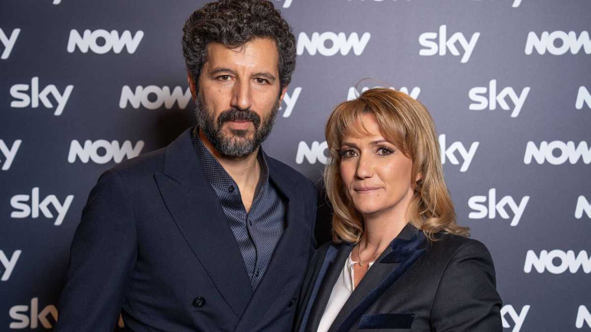 Immagine di Meno serie, più identità. È la sfida delle piattaforme in Italia. Le strategie di Sky e Netflix