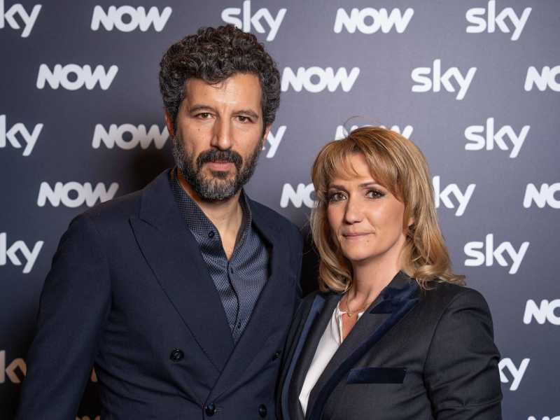 Meno serie, più identità. È la sfida delle piattaforme in Italia. Le strategie di Sky e Netflix