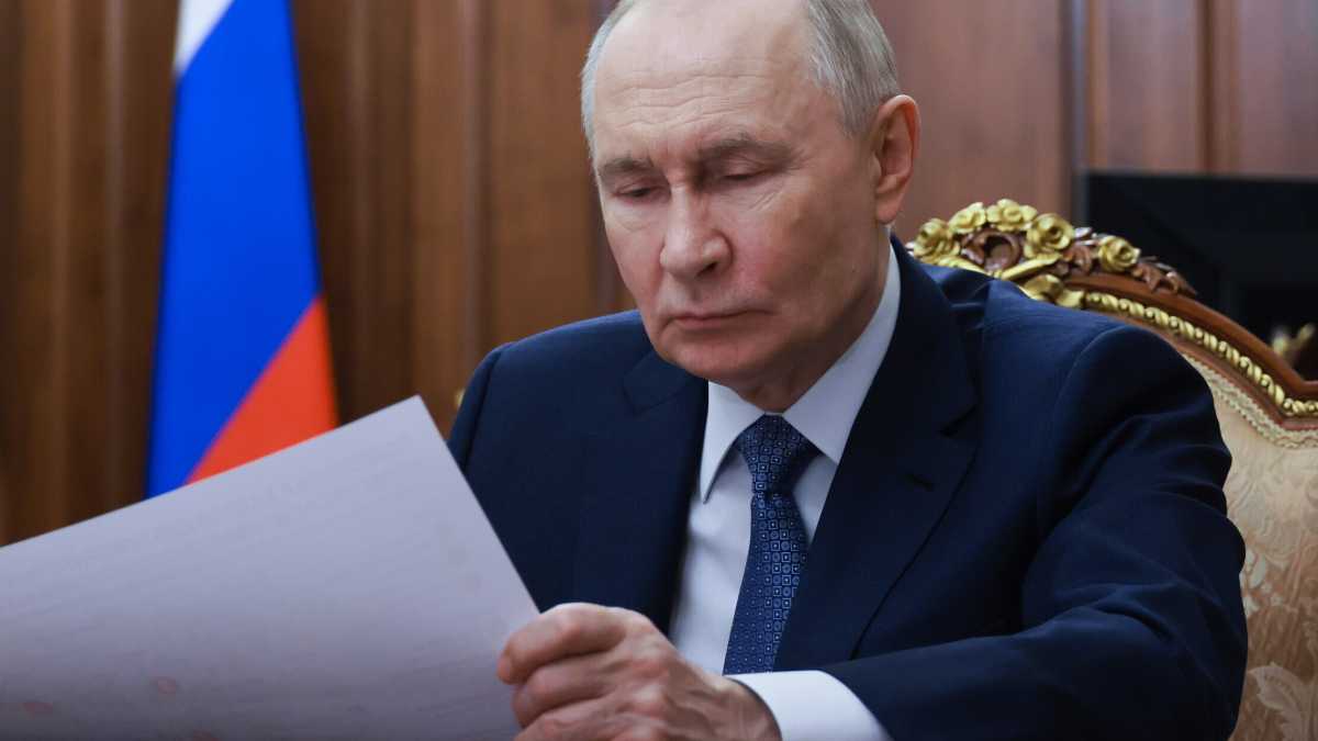 Immagine di Salvini e Vannacci visti da Putin, votare per Kyiv col cuore a Mosca