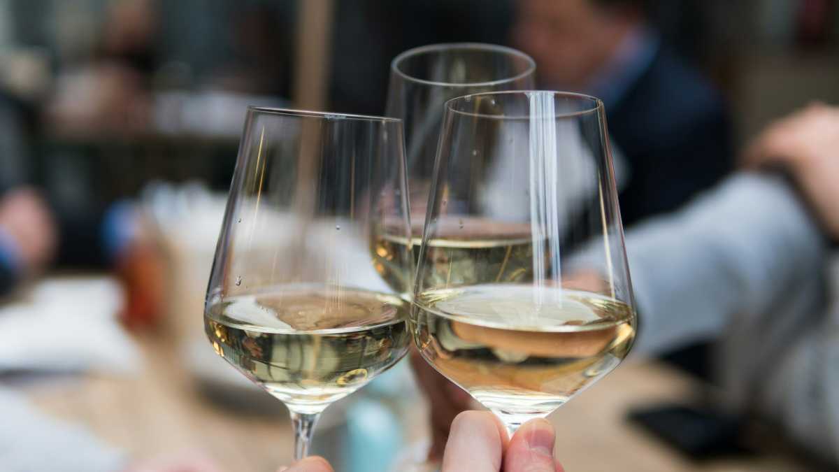Immagine di Leviamo i soldi ai super ricchi privi di gusto. E spendiamoli noi in vini e vacanze in barca