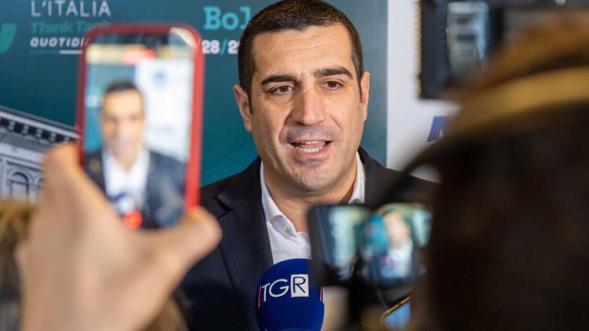 Immagine di De Pascale apre ai Cpr in Emilia-Romagna e spacca il Pd. Schlein da Roma osserva