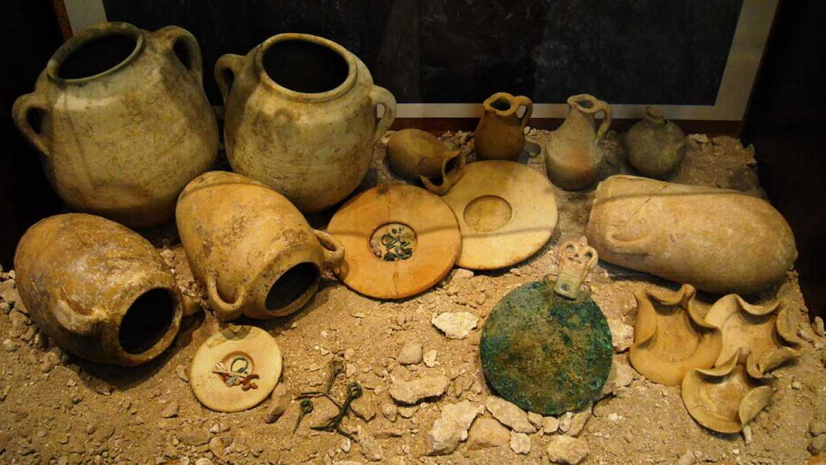 Immagine di I trafugatori di salme di oggi non pensano più al corredo funebre