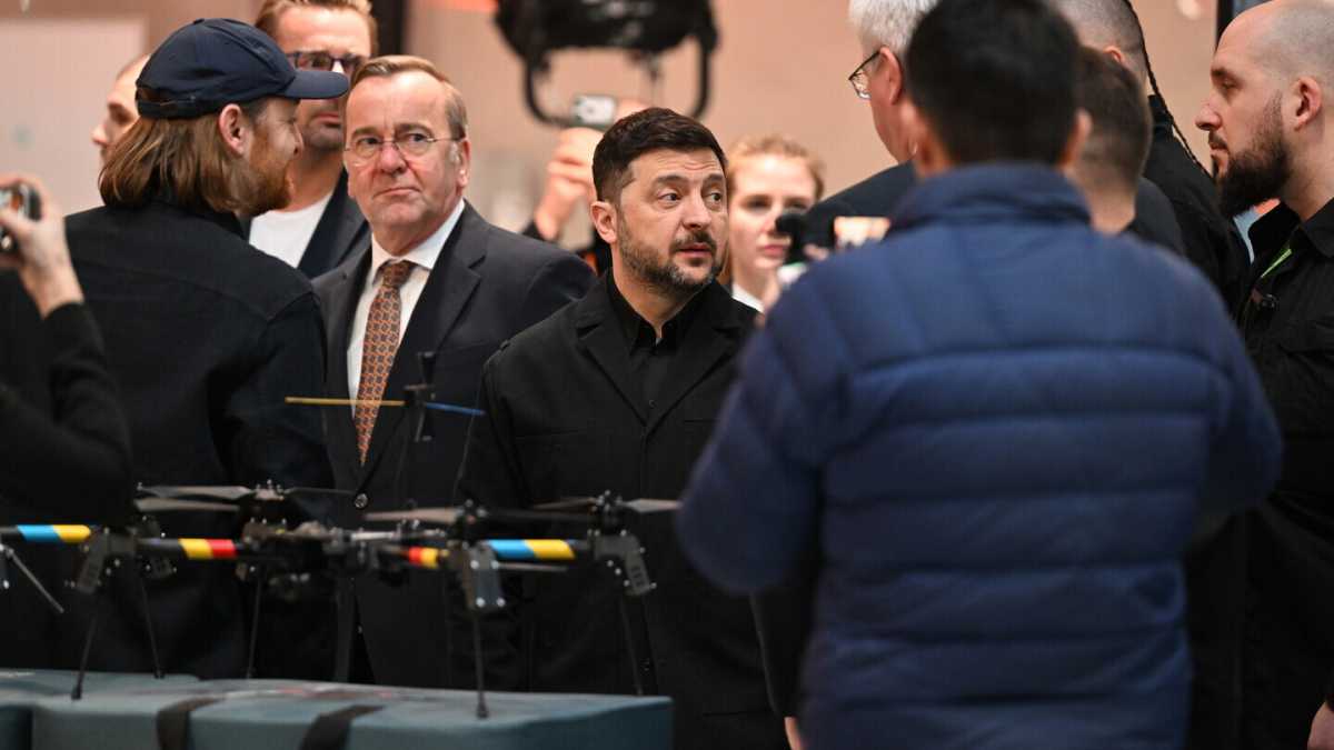 Immagine di Zelensky a Monaco si sente dire da Trump: con i negoziati datti una mossa