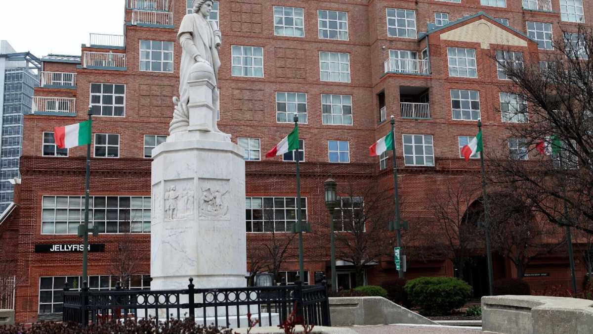 Immagine di Colombo alla Casa Bianca. Abbattuta nel 2020, la statua rispunta alla corte di Trump