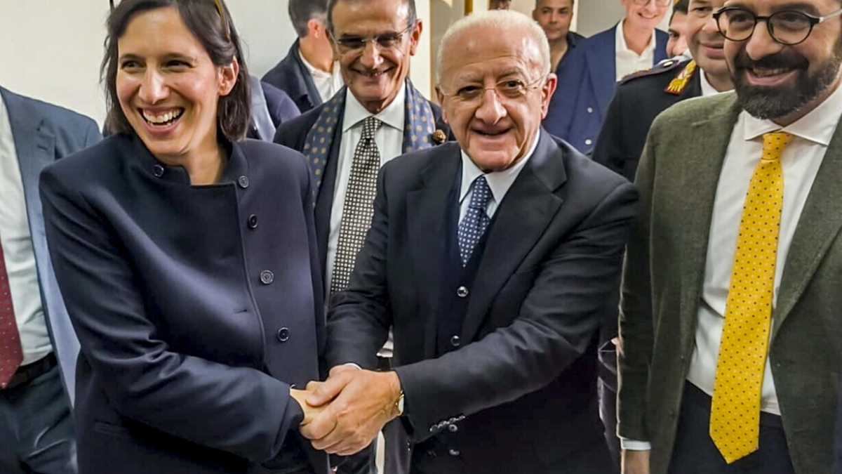 Immagine di Altro che "modello", in Campania il campo largo rischia già di spaccarsi su De Luca a Salerno