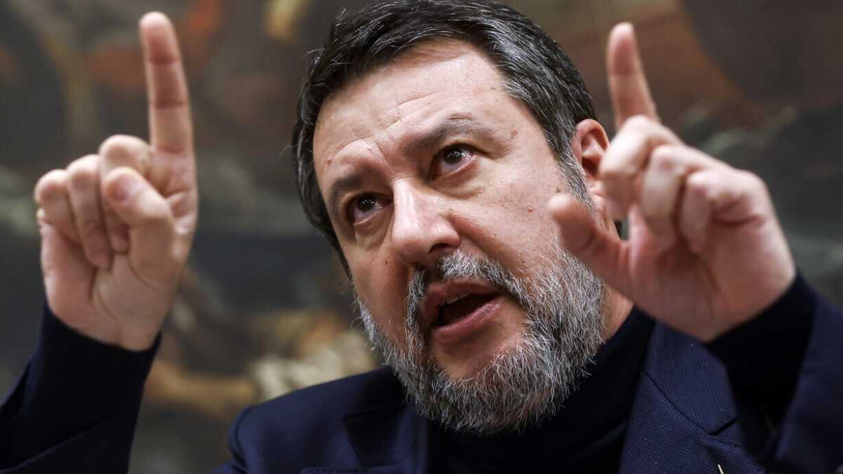 Immagine di Salvini con la grana suppletive. Mentre Vannacci fa acquisti