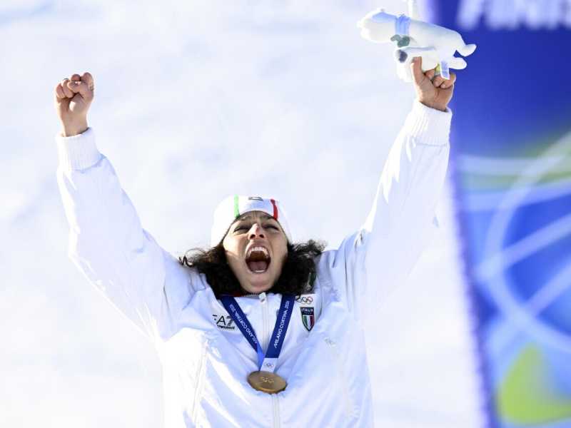 Federica Brignone esulta sul podio di Cortina dopo l'oro in Gigante (foto Ansa)