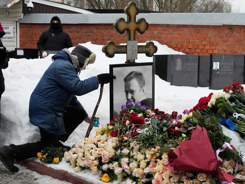 Sulla tomba di Navalny, a due anni dalla sua morte, nel cimitero Borisovskoye di Mosca (AP Photo/Alexander Zemlianichenko)&nbsp;<br />
