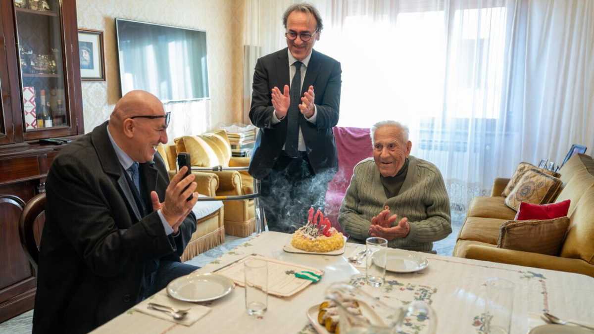 Immagine di Il caffè tra Guido Crosetto e il papà ultracentenario di Angelo Bonelli