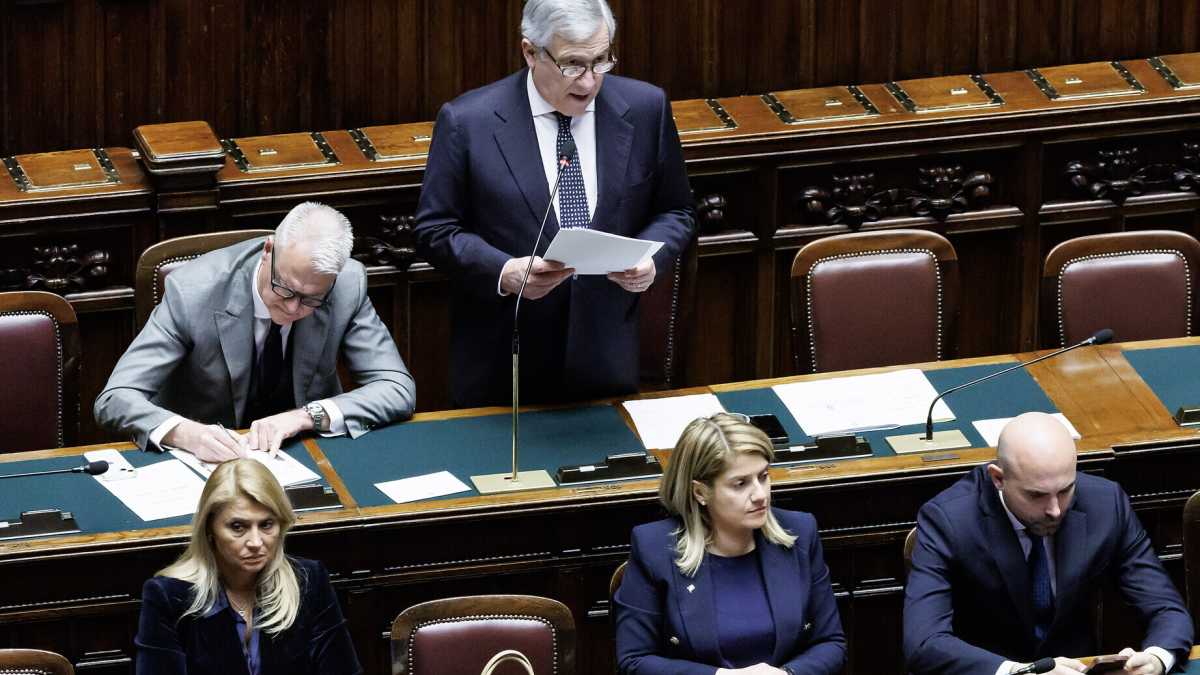 Immagine di La solitudine di Tajani. Non vuole andare al Board ed è solo in Aula. il Pd lo attacca con le frasi di Marina B. L'idea di inviare Peronaci
