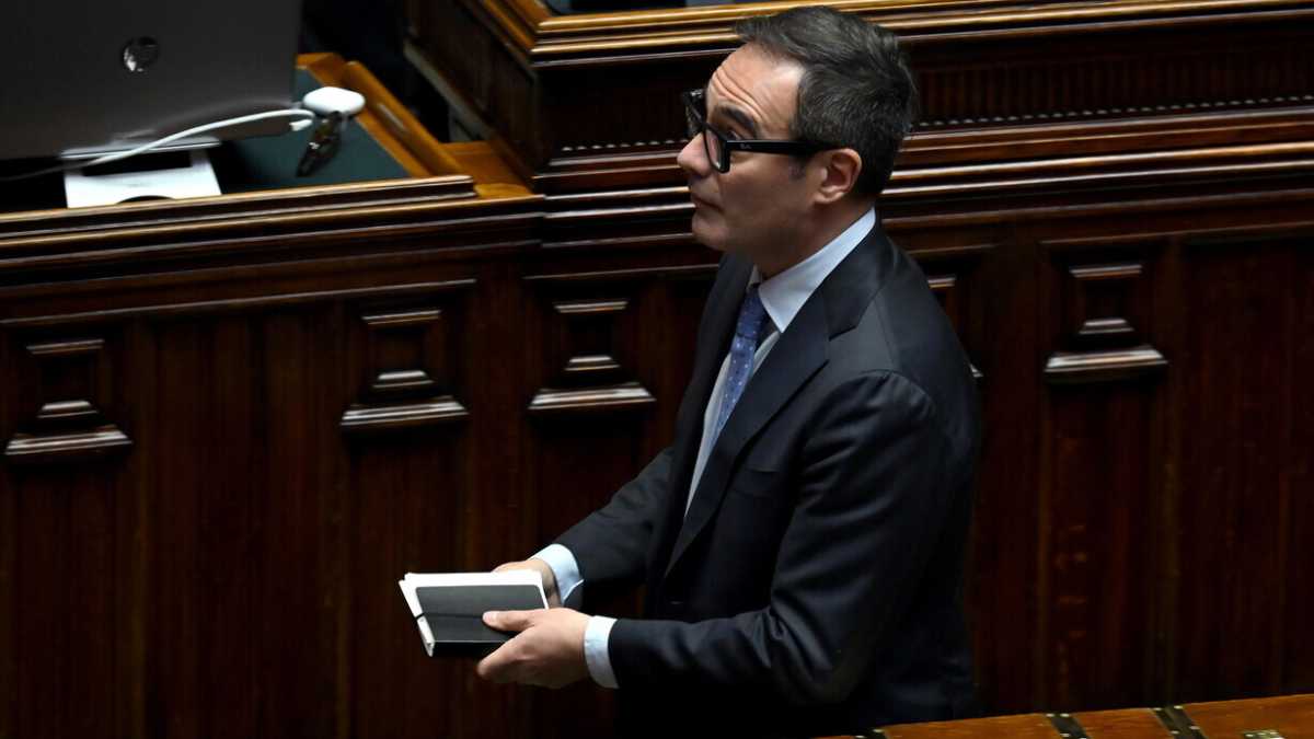 Immagine di Le lenti di Vannacci: Sasso indossa Google Glass