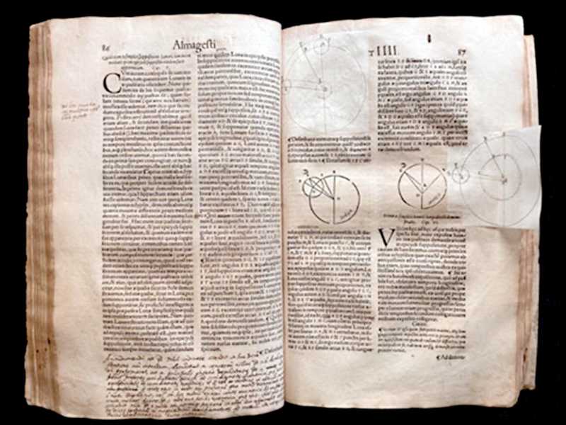 Una copia a stampa dell' "Almagesto" di Tolomeo, contenente numerose postille autografe attribuibili a Galileo (foto ANSA)