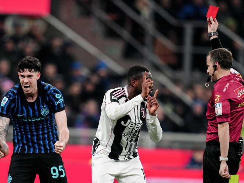 Il momento dell'espulsione di Pierre Kalulu durante Inter-Juventus (foto LaPresse)