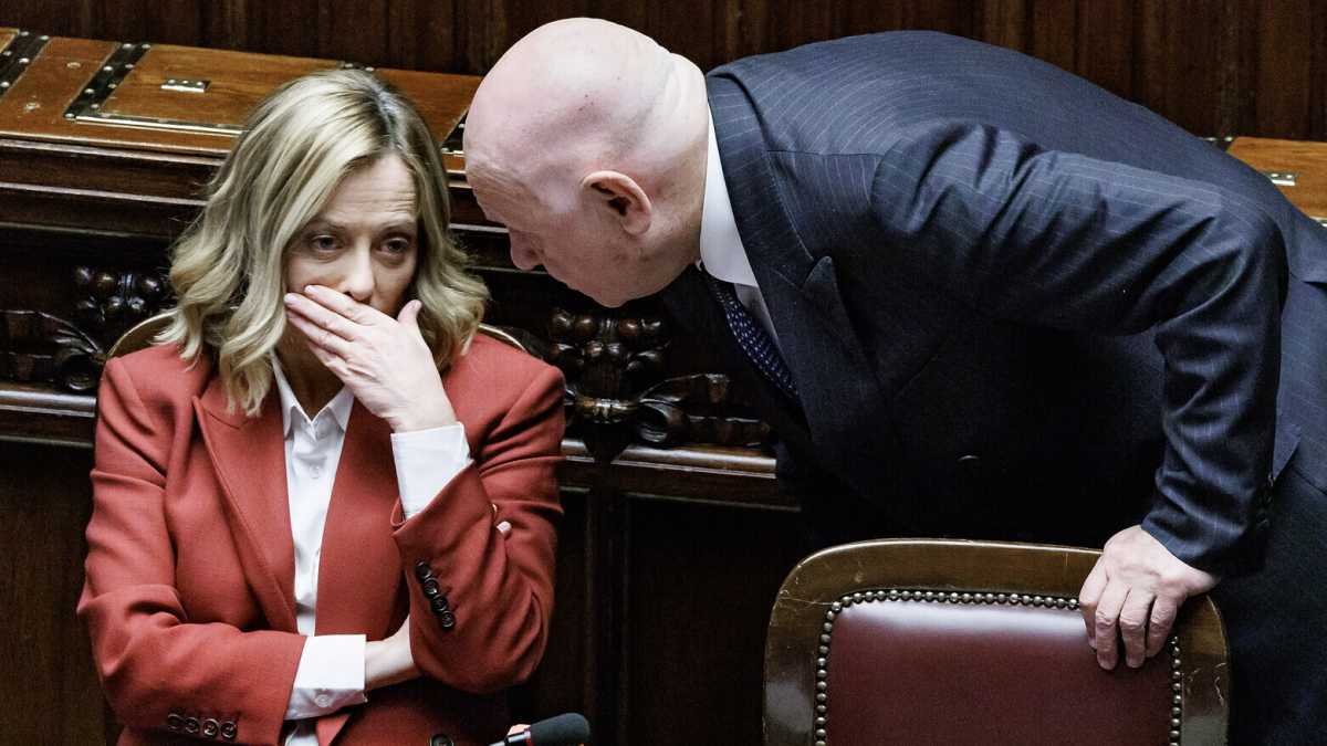 Immagine di Meloni la "picconatrice". Video contro i pm, chiede a Nordio più durezza ma si contraddice. Referendum militarizzato