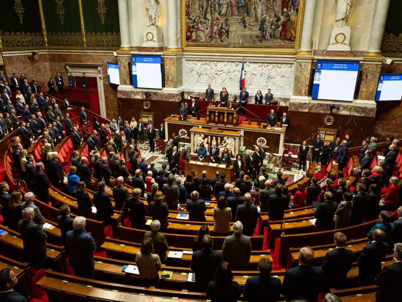 Il parlamento francese durante il minuto di silenzio in tributo al giovane attivista di estrema destra che è morto venerdì a Lione. (foto Getty)