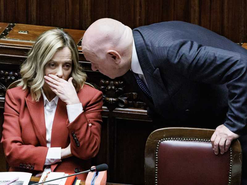 Meloni la "picconatrice". Video contro i pm, chiede a Nordio più durezza ma si contraddice. Referendum militarizzato