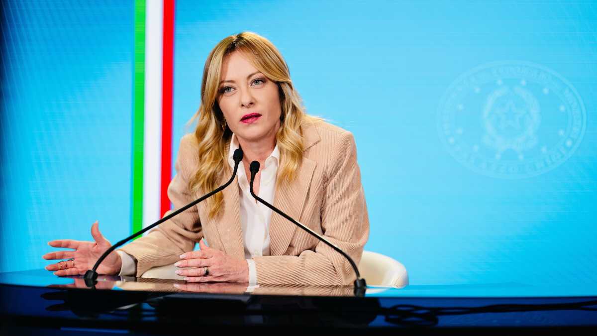 Immagine di Meloni duella con Macron, le lobby green, le società energetiche, allontana le urne. Il rischio ritorsioni dai pm di Milano