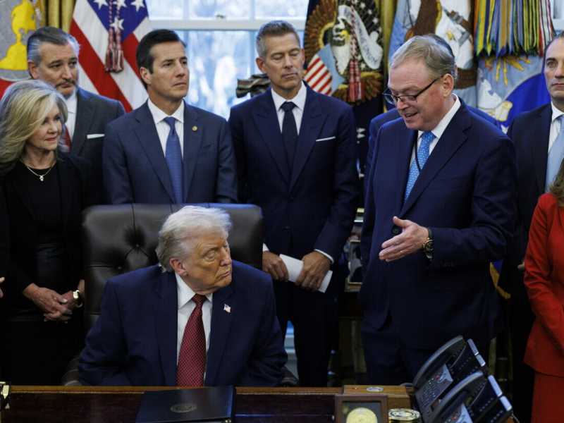 <span style="font-family: Arial, sans-serif; font-size: 12px;">Hassett e Trump. Foto:Ansa.</span>