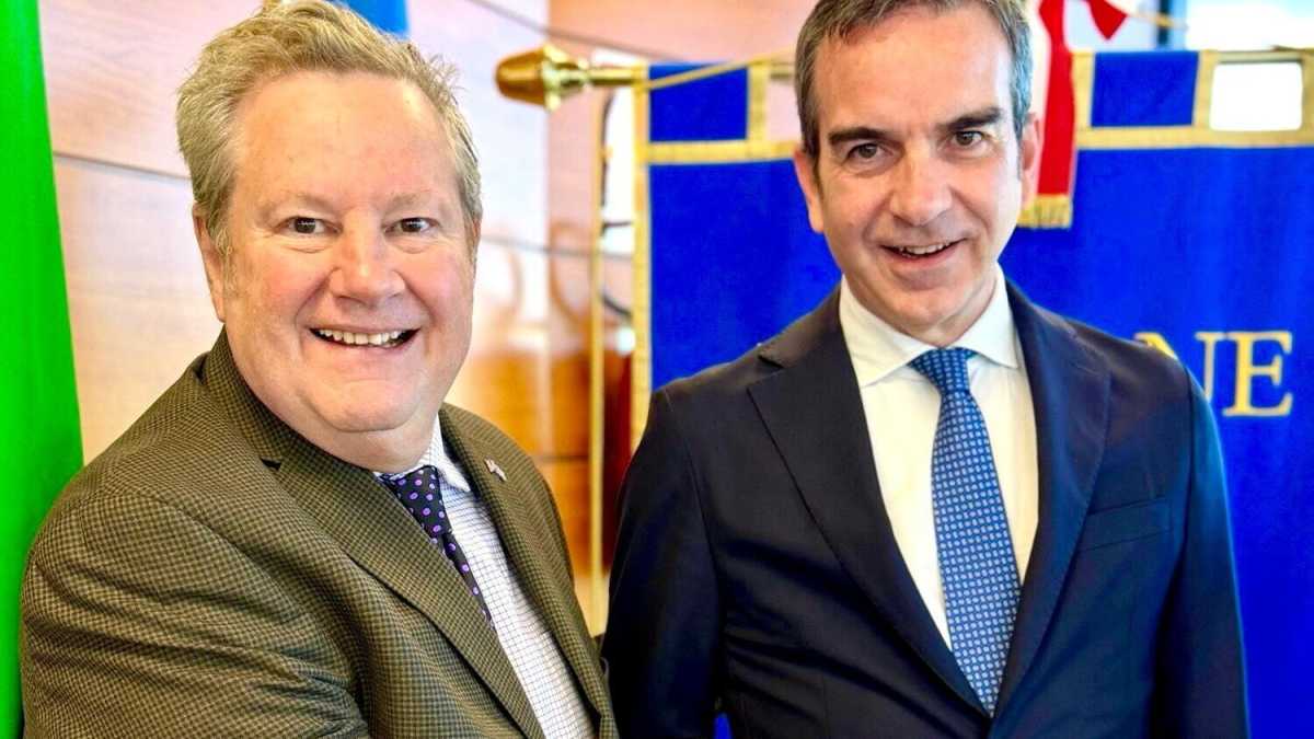 Immagine di Trump contro i medici cubani in Calabria. Occhiuto vede l'incaricato Usa