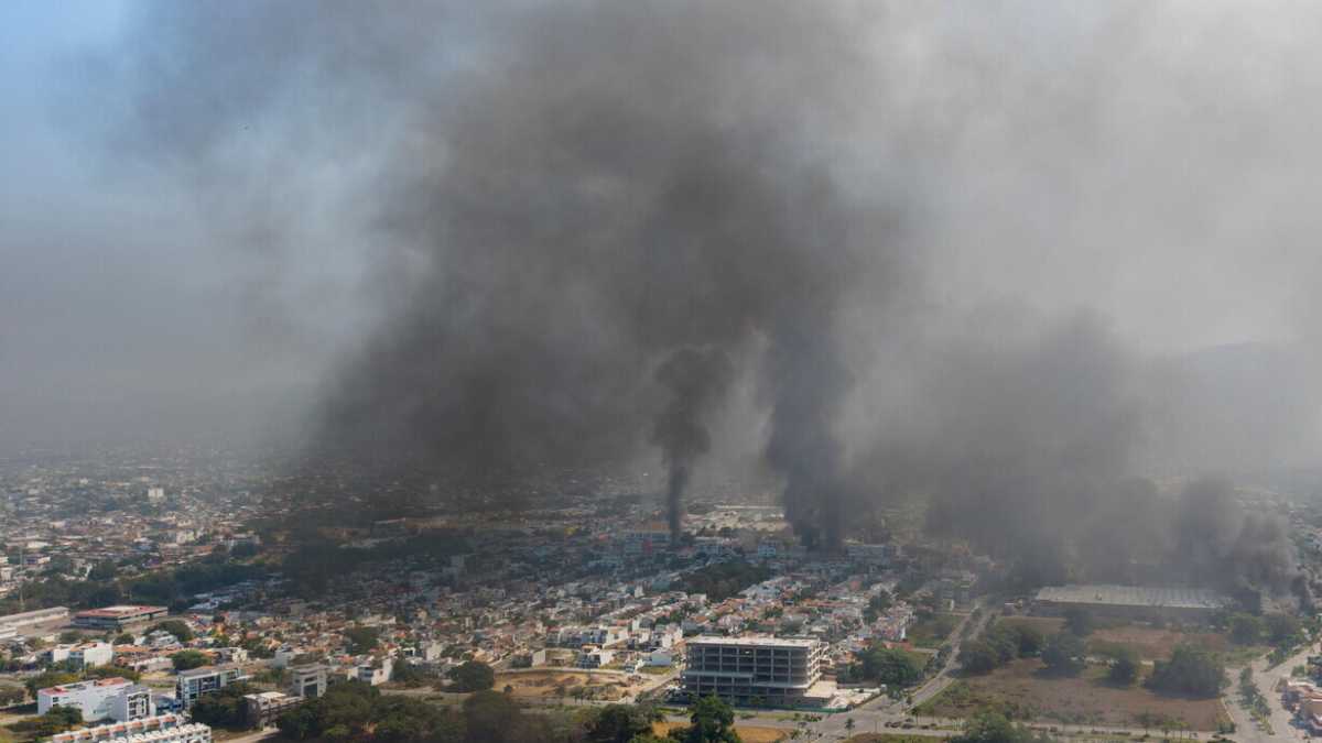 Immagine di I narcos rispondono con blocchi stradali e incendi all'uccisione del Mencho