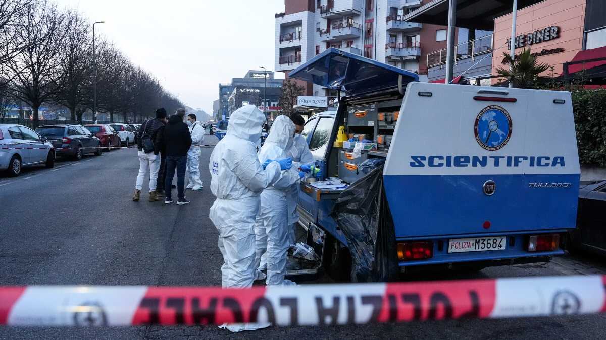 Immagine di Fermato il poliziotto che ha ucciso Mansouri a Rogoredo. Sulla pistola c'è solo il suo dna