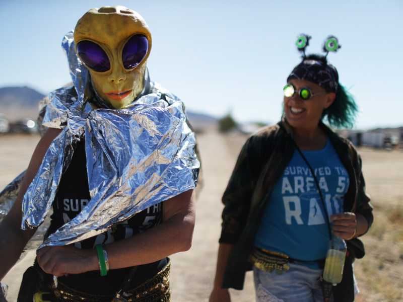 Raver nel deserto del Nevada per il raduno "Storm Area 51" (foto di Mario Tama/Getty Images)&nbsp;<br />