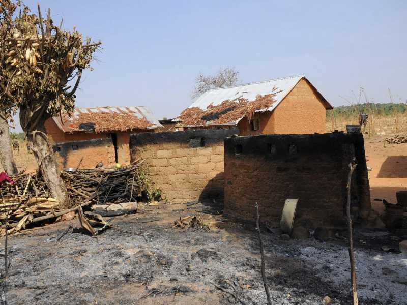 Il villaggio di Plateau dopo un attacco - Foto Ansa<br />&nbsp;<br />
