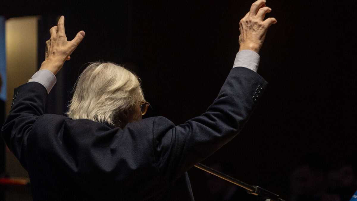 Immagine di Sgarbi non parla più. Al contrario dei suoi libri e della sua collezione