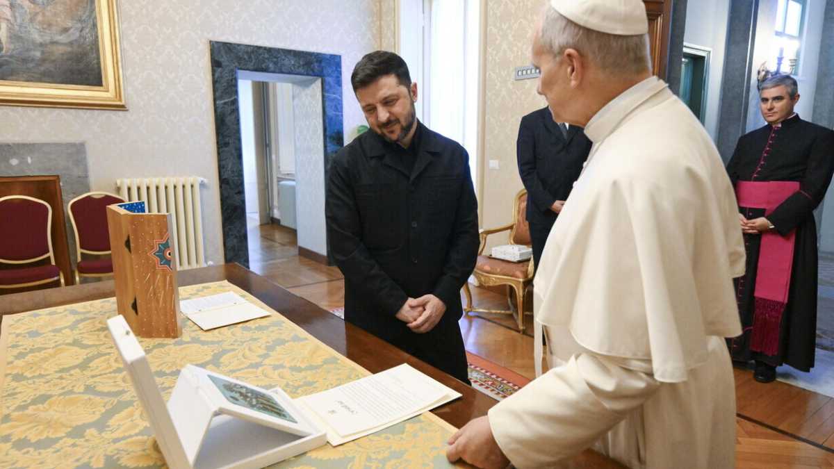Immagine di Papa Leone col cuore a Kyiv